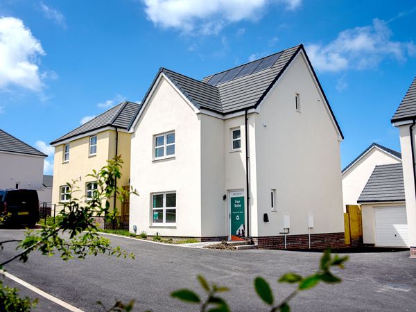 Side view of a new build home with solar panels at Trehenlis Gardens.