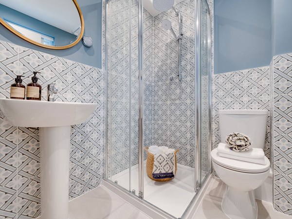 Kielder en suite with glass shower, toilet and patterned tiles