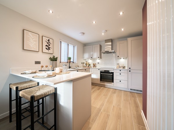 Modern-kitchen-diner-with-breakfast-bar-grey-cabinets-and-integrated-appliances